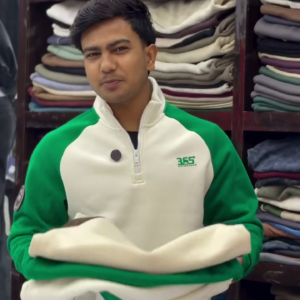 Sporty Green & White Half-Zip Sweatshirt for Casual Comfort